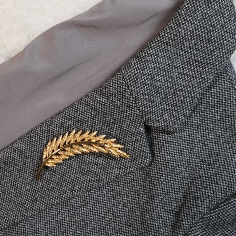 Vintage Signed MONET GOLD TONE Beautiful LEAF Brooch Pin 3”